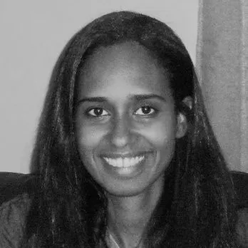 Portrait de Nermine Dilleita avec des cheveux longs et un grand sourire