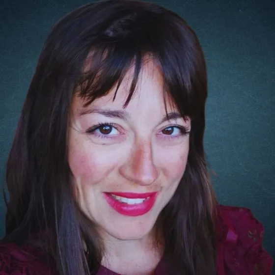 Portrait de Rachel Saint-Jours, prise légèrement de haut, avec du rouge à lèvres rose et un haut bordeau